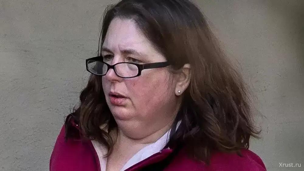 A woman who poisoned relatives with death cap mushrooms burst into tears in court